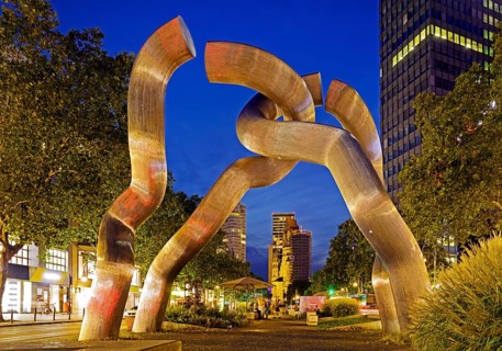 The sculpture entitled Berlin by Brigitte and Martin Matschinsky-Denninghoff with Kaiser Wilhelm
