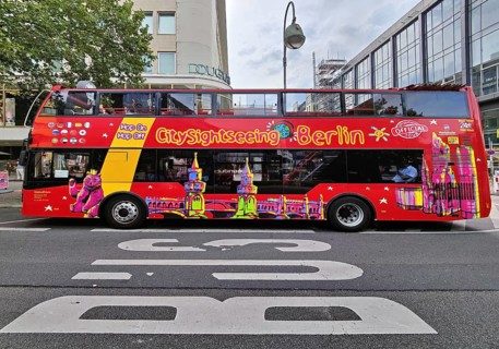 Double-decker bus for the city tour on Tauentzienstraße with Kaiser Wilhelm Memorial Church,