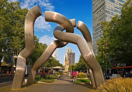 The sculpture entitled Berlin by Brigitte and Martin Matschinsky-Denninghoff with Kaiser Wilhelm