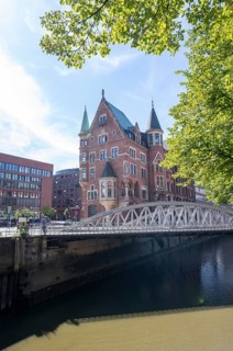 Türmchenhaus Am Sandtorkai with Neuerwegsbrücke, Speicherstadt, Hamburg, Germany