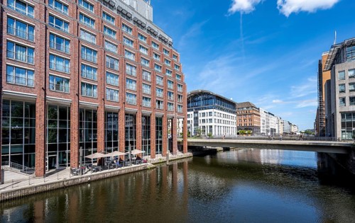 Brick building and canal, Alsterfleet and Graskeller Bridge, Hamburg Mitte, Hamburg, Germany