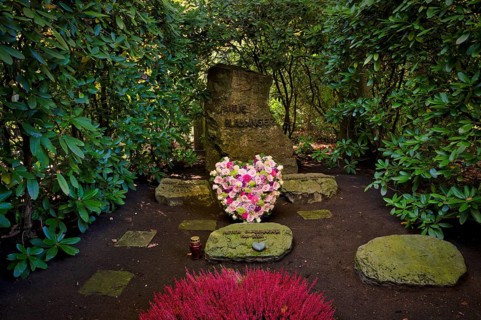 Gravesite, Gravestone, Grave of the Blässinger family, Flower arrangement, Flower heart, Heart of