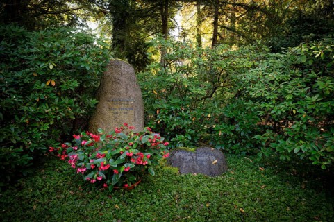 Gravesite, tomb, grave of the Euchar family, Thea, Eva Nehmann, Franckh Kosmos, forest cemetery,