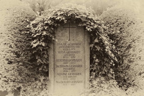 Gravesite, Gravestone, Grave of the Oskar and Rosa Gerhardt family, Waldfriedhof, ivy, black and