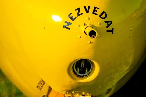 Pitot tube for speed measurement labelled NEZVEDAT (DO NOT LIFT) and tow release in the nose of a