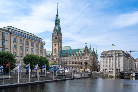 View over the Kleine Alster to Hamburg City Hall, Jungfernstieg, Hamburg, Germany
