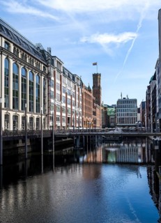 Building and canal Bleichenfleet, behind building Alte Post with tower, Hamburg Mitte, Hamburg,