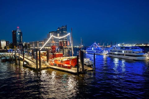 View of illuminated ships on the Elbe promenade with restaurant Das Feuerschiff LV 13, City