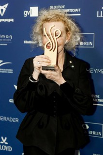 Sunnyi Melles receives the German Acting Award 2025 for the category Comedic Role in The Doubters