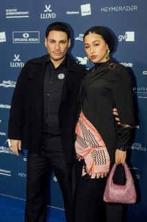 Tua El-Fawwal (r.) and guest on the red carpet in front of the German Acting Award ceremony at