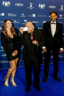Lutz Mackensy (here between Luisa Wietzorek and Nicolas Artajo) receives the German Acting Award