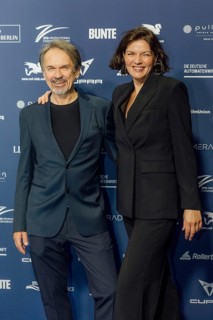 Martin May and Stephanie Damare on the red carpet in front of the award ceremony at Pullmann Berlin