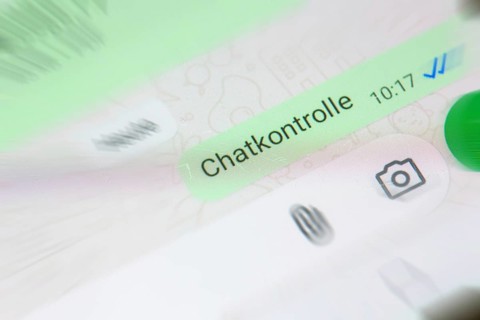 The word CHATKONTROLLE in the WhatsApp messenger (symbolic image)