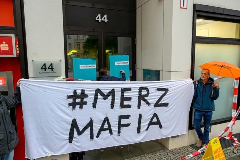 The New Generation symbolically organises a house search at the Economic Council of the CDU, a