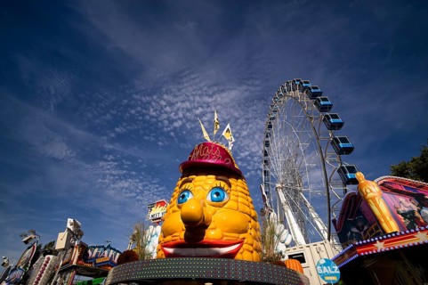 Food stand corn on the corn cob, Ferris wheel, Europa Rad, high ride, rides, Cannstatter Wasen,