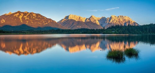 View over the Barmsee to the Karwendel mountains in the evening light, peaks with alpenglow are