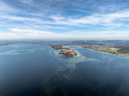 Aerial view of the Mettnau peninsula with the Markelfinger Winkel on the right and the Zeller See