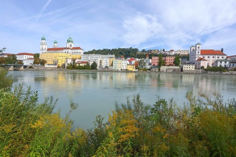 River Inn, Marienbrücke, behind it Prince-Bishop's Opera House, also City Theatre, St. Paul's