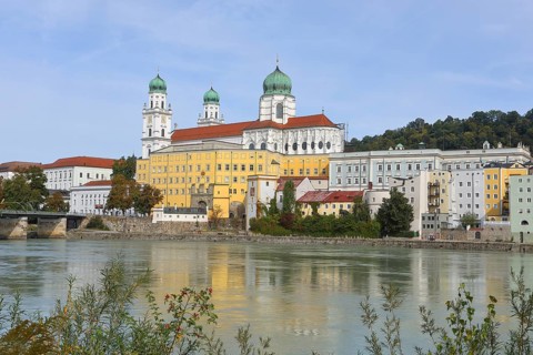 River Inn, Marienbrücke, behind it Prince-Bishop's Opera House, also City Theatre, St. Stephen's