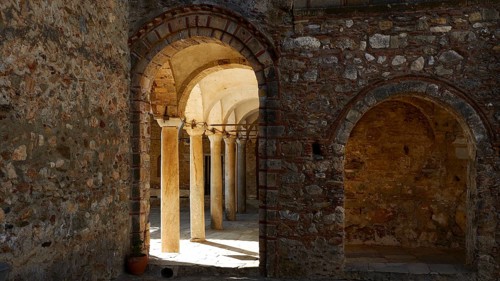 Metropolis, Metropolitan Church of Agios Dimitrios Mystras, A stone vault with arcades and columns,