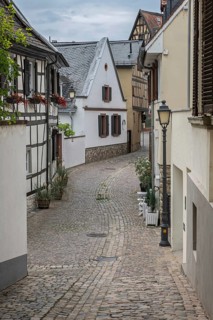 Narrow alley in the old town centre of Eltville, Rheingau, Hesse, Germany
