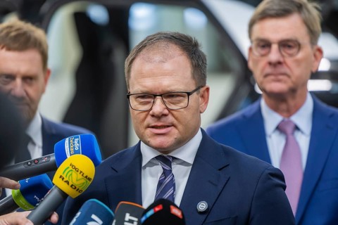 Federal Environment Minister Carsten Schneider during his visit to the Volkswagen vehicle plant in