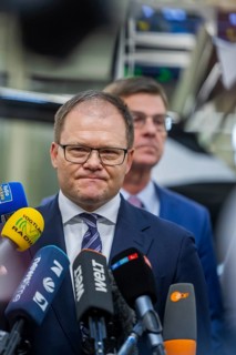 Federal Environment Minister Carsten Schneider during his visit to the Volkswagen vehicle plant in