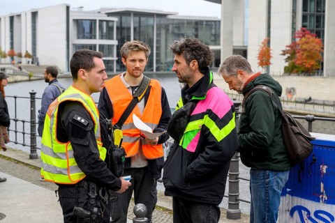 Henning Jeschke and Raphäl Thelen talking to the police. The New Generation had previously