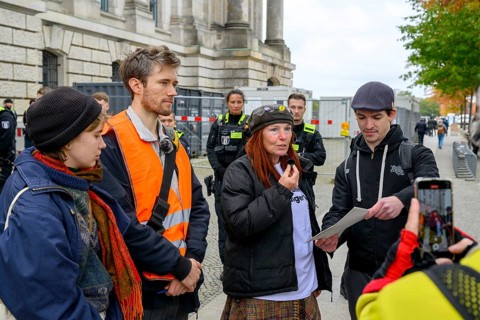 Participants of the Citizens' Assembly on Climate Protection of the New Generation present their