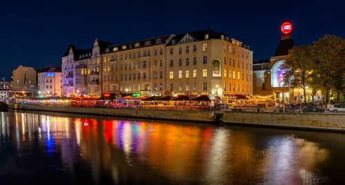 Night photo on the banks of the Spree opposite the Schiffbauerdamm, urban environment with scene