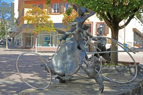 Sculpture Bertha Benz by Pit Elsasser 1991, Monument to the historic first motorised automobile