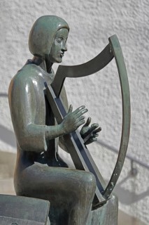 Sculpture Minnesänger von Wissenlo by the sculptor Hatto Zeidler 1978, monument, bronze sculpture,