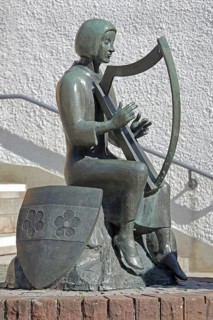 Sculpture Minnesänger von Wissenlo by the sculptor Hatto Zeidler 1978, monument, bronze sculpture,