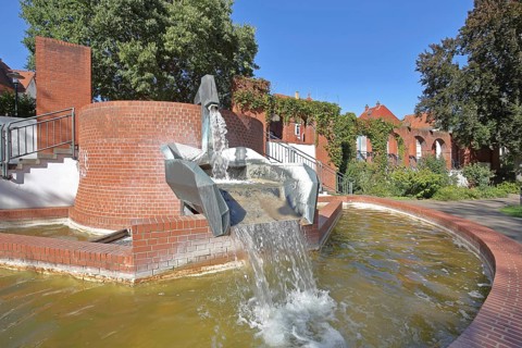 Fountain in Schillerpark, water basin, water jet, Schillerpark, Wiesloch, Baden-Württemberg,