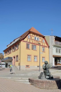 Sculpture Minnesänger von Wissenlo by the sculptor Hatto Zeidler 1978 and Bronner House, monument,