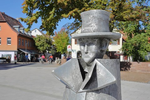 Sculpture Standing Collar by Bernd Kastenholz 1994, metal sculpture, modern art, aluminium, curious