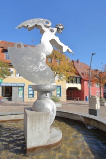 Sculpture guardian angel by Jürgen Goertz, modern art, water basin, fountain, shiny angel with