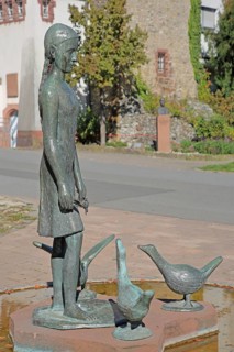 Gänselieselbrunnen by Helmut Waldherr 1981, modern art, bronze sculpture, female figure with goose