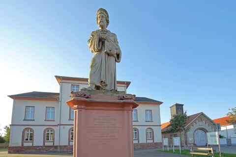 Schöffer monument at the town hall, Peter Schöffer first bookseller, publisher, entrepreneur of