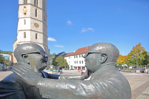 Sculpture Manus manum lavat by Guido Messer 1986 - One hand washes the other, two, bronze