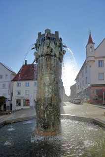 Town hall fountain with reliefs and figures by Klaus Ringwald 1998, bronze sculptures, water