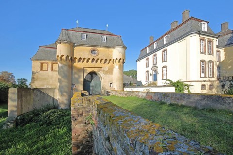 Portal with archway, large castle built in the 18th century, bridge, Kleinbüllesheim, Euskirchen,
