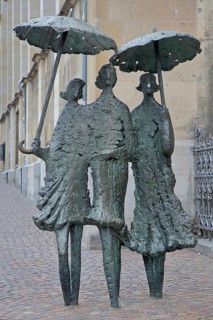 Sculpture Umbrella Ladies by Heinz Tobolla 1974, modern art, bronze sculptures, three standing
