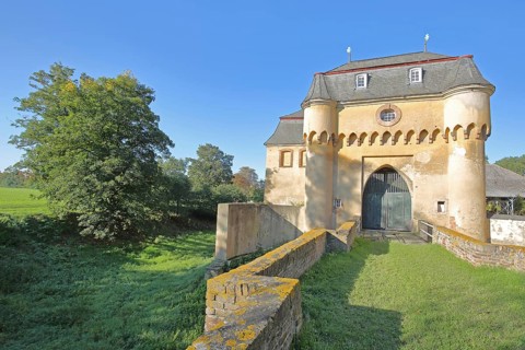 Portal with archway, large castle built in the 18th century, bridge, castle moat, Kleinbüllesheim,