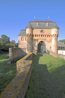 Portal with archway, large castle built in the 18th century, bridge, castle moat, Kleinbüllesheim,