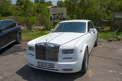 A white Rolls-Royce in a car park under trees on a sunny day, Rolls-Royce Phantom VII, Aragazotn