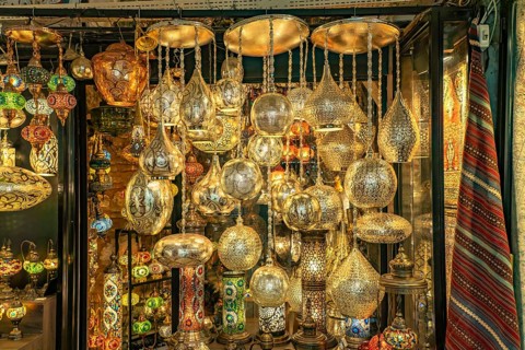 Shop with oriental lamps in the Grand Bazaar Kapali Çarsi Istanbul, Turkey