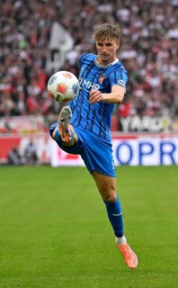 Jan Schöppner 1. FC Heidenheim 1846 FCH (03) on the ball MHPArena, MHP Arena Stuttgart,