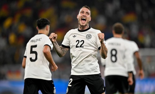 Goal celebration David Raum GER (22) Gesture Gesture Aleksandar Pavlovic GER (05) Leon Goretzka GER