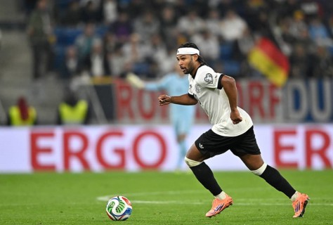 Serge Gnabry GER (20) Action on the ball in the background perimeter advertising logo ERGO World